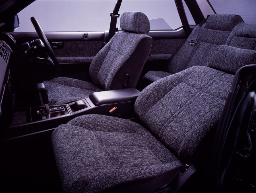 Интерьер Nissan Cedric Hardtop (Y31) 1987 года  (фото 18 из 20)